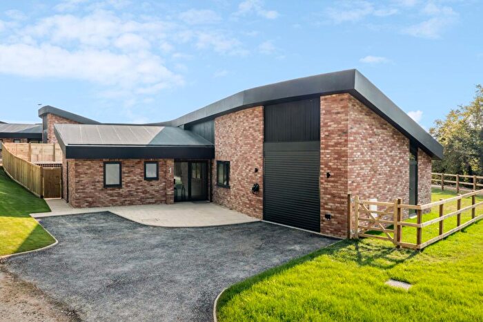 3 Bedroom Detached House For Sale In Doone Brae, Near Harpenden, LU1