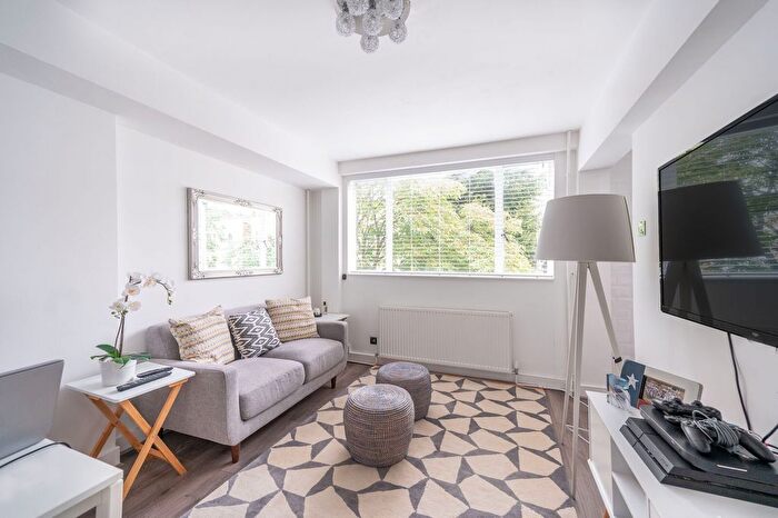 Maisonette To Rent In Caroline Court, Notting Hill, London, W11
