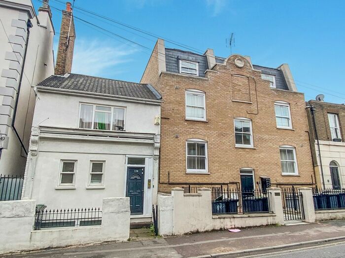 1 Bedroom Flat To Rent In Parrock Street, Gravesend, DA12