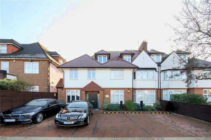 3 Bedroom Apartment To Rent In The Ridgeway, London, NW11