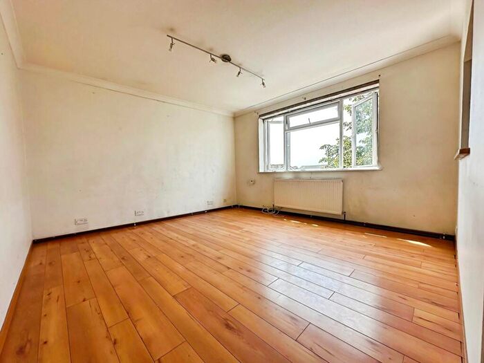 1 Bedroom Flat For Sale In Spinney, Slough, SL1