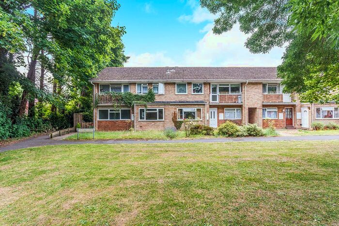 2 Bedroom Flat To Rent In Twyford Court, Maidstone, Kent, ME14