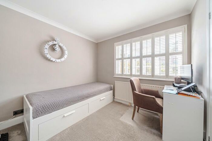 2 Bedroom Flat For Sale In Sunningdale, Berkshire, SL5