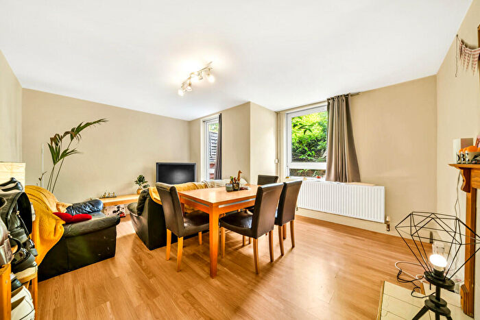 3 Bedroom Apartment To Rent In Battersea, Wandsworth, SW11