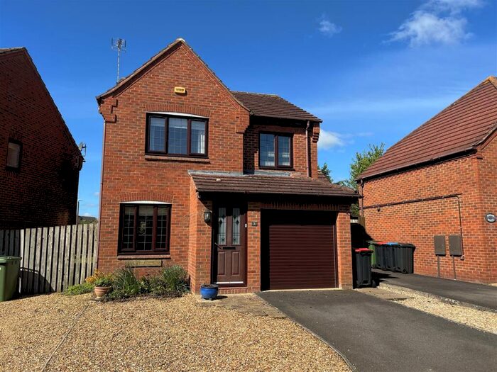 3 Bedroom House To Rent In Chillingham Court, Shenley Brook End, Milton Keynes, MK5