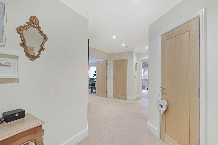2 Bedroom Flat To Rent In Buckhurst Hill, IG9