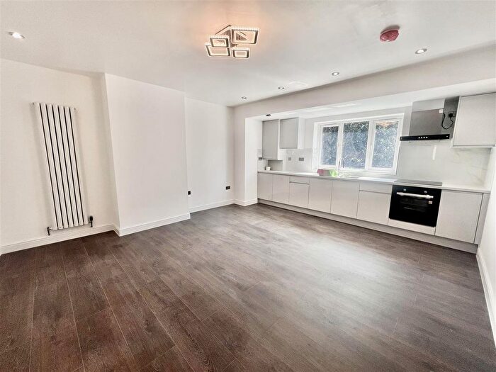 3 Bedroom Flat To Rent In Ashton Lane, Sale, M33