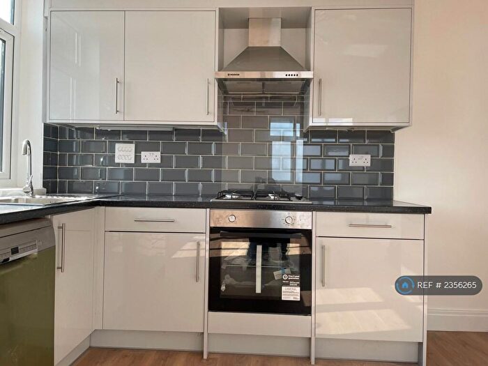 3 Bedroom Flat To Rent In Valebrook, Ilford, IG1