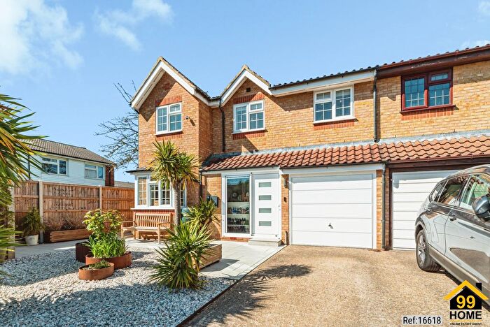 4 Bedroom End Of Terrace House For Sale In Lowestoft Drive, Slough, United Kingdom, SL1