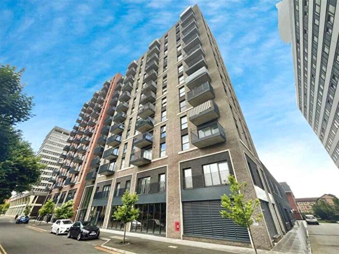 2 Bedroom Apartment For Sale In Victoria Avenue, Southend On Sea, SS2