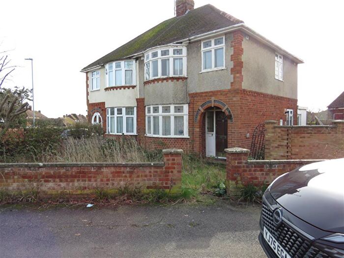 3 Bedroom Semi Detached House For Sale In Second Avenue, Wellingborough, NN8