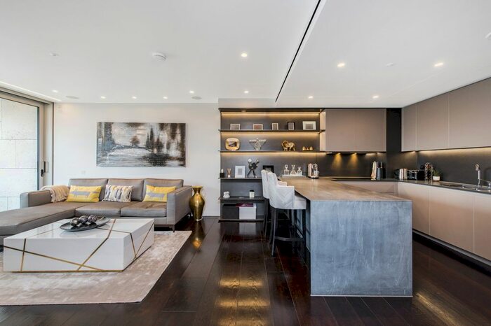 3 Bedroom Flat To Rent In Buckingham Palace Road, London, SW1W