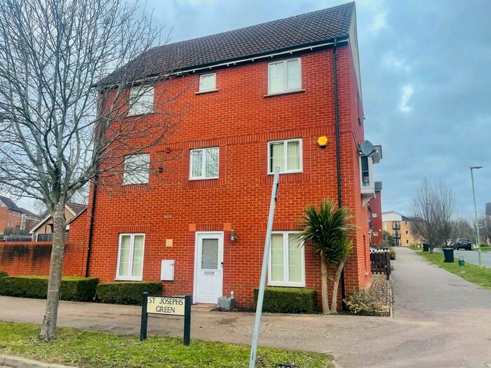 4 Bedroom House To Rent In St. Josephs Green, Welwyn Garden City, AL7