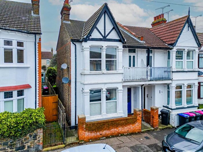 3 Bedroom Semi Detached House For Sale In St. Georges Park Avenue, Westcliff-On-Sea, SS0