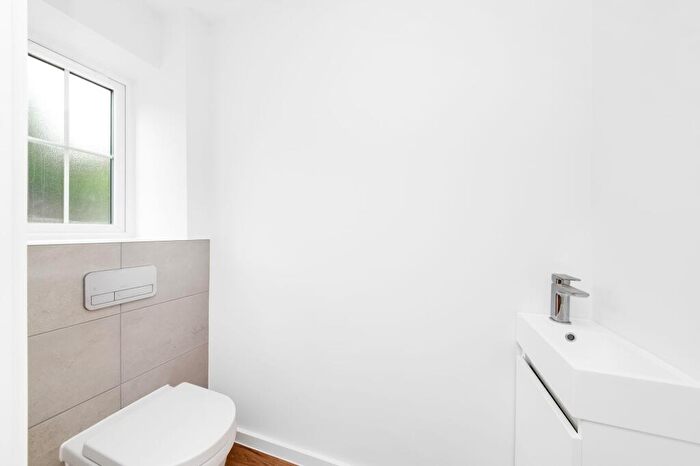 3 Bedroom Semi-Detached House For Sale In Woodland Court, Holmfirth, HD9