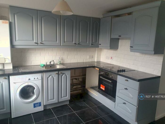 3 Bedroom Flat To Rent In Tanner Point, London, E13