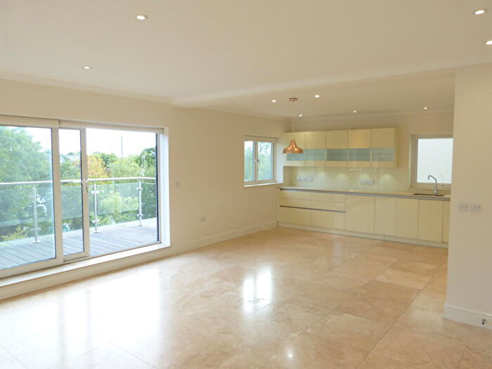 3 Bedroom Apartment To Rent In The Vale, London, NW11