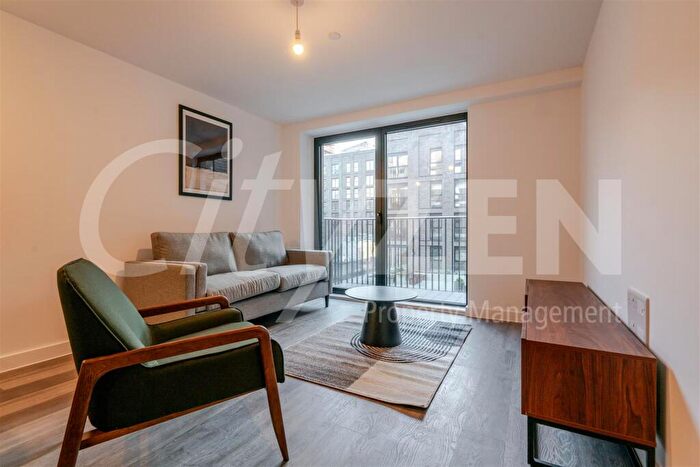 2 Bedroom Flat To Rent In Berkeley Square, - Ordsall Lane, M5