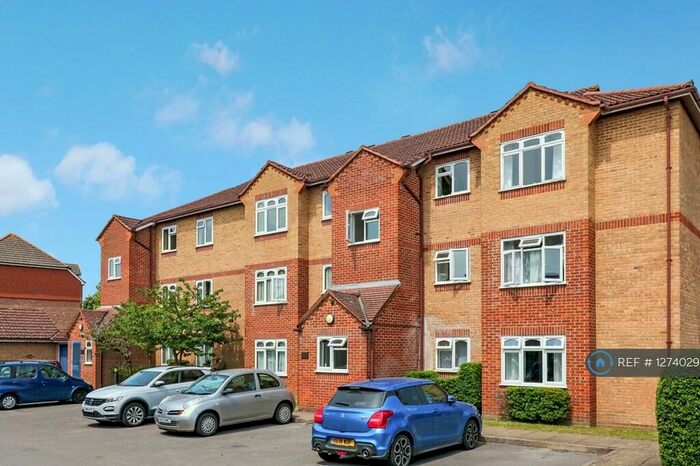 2 Bedroom Flat To Rent In Corfe Place, Maidenhead, SL6