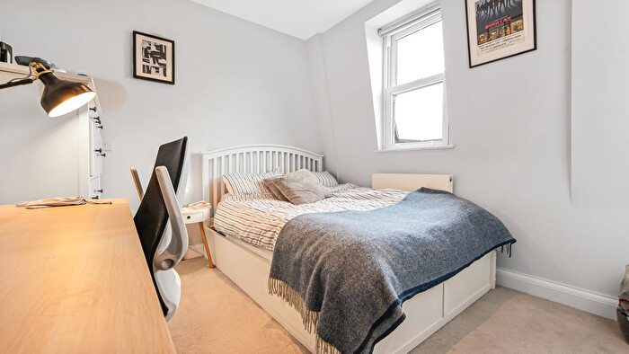 2 Bedroom Flat To Rent In Battersea Park Road, Battersea, SW11