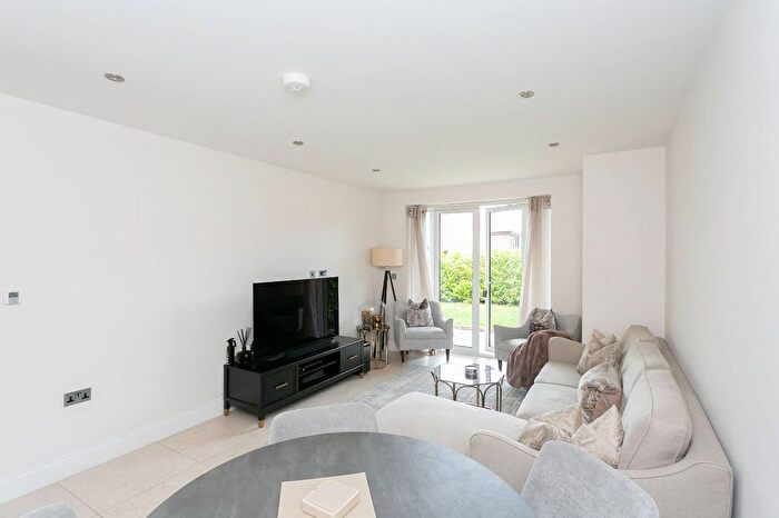 2 Bedroom Flat To Rent In Eton House, Bushey, WD23