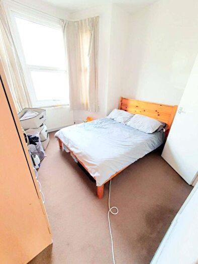 1 Bedroom Flat To Rent In Front Flat, Oak Gr, NW2