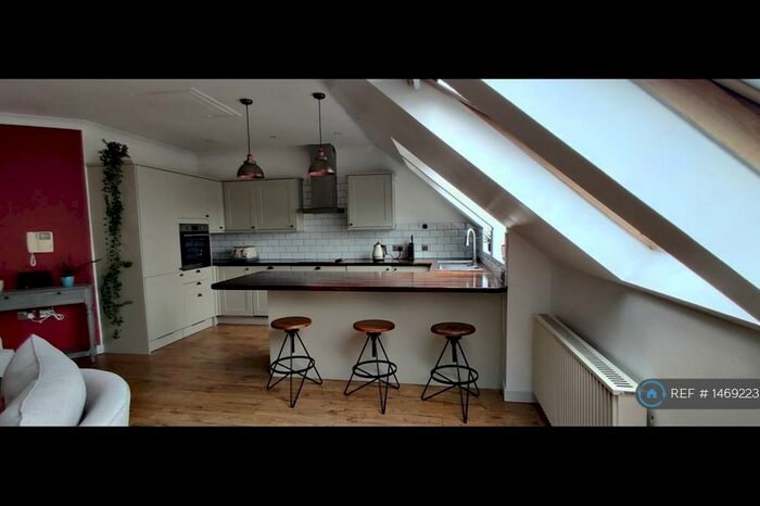 3 Bedroom Penthouse To Rent In Turlow Court, Leeds, LS9