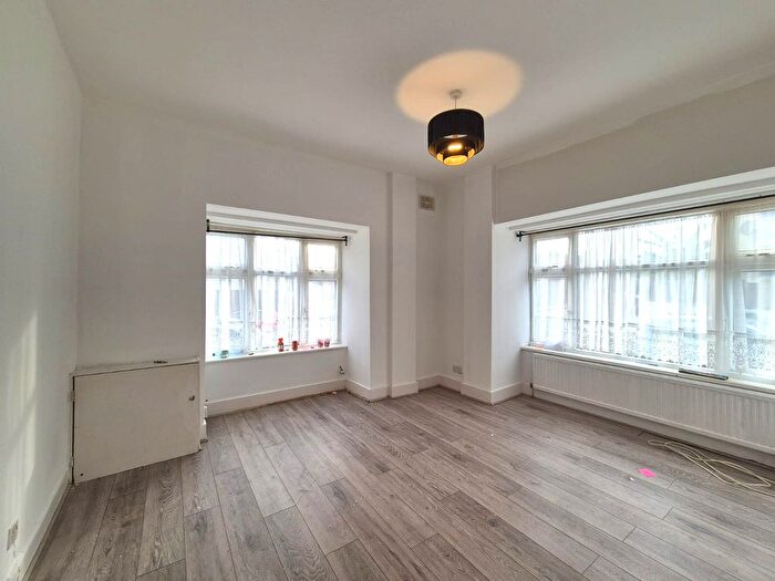 1 Bedroom Flat To Rent In Charlmont Road, London, SW17