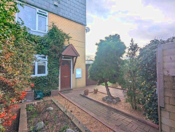 3 Bedroom Town House To Rent In Southern Avenue, Feltham, TW14