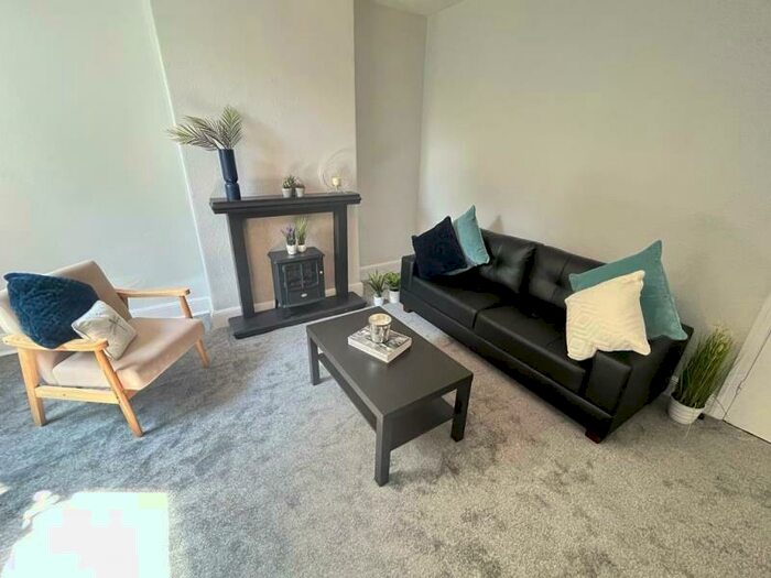 2 Bedroom Flat To Rent In - North Grange Road, LS6