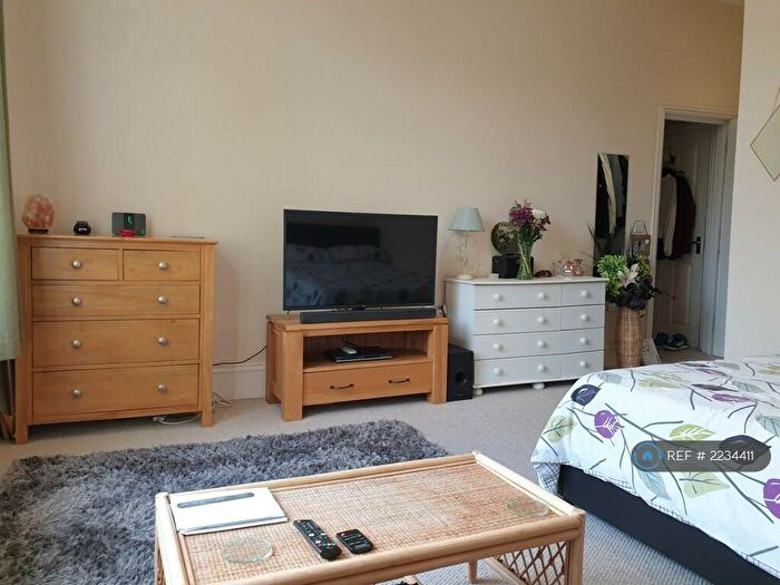1 Bedroom Flat To Rent In Berrylands Road, Surbiton, KT5