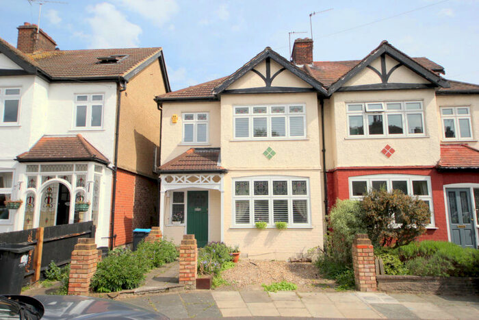 4 Bedroom Semi-Detached House To Rent In Coombe Corner, Winchmore Hill, N21