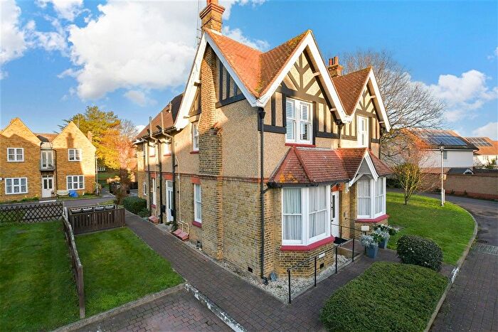 2 Bedroom Flat For Sale In Village Way, Barkingside, Ilford, Essex, IG6