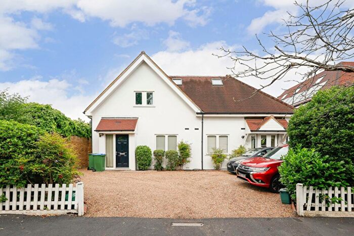 1 Bedroom Flat For Sale In Thistledene, Thames Ditton, KT7