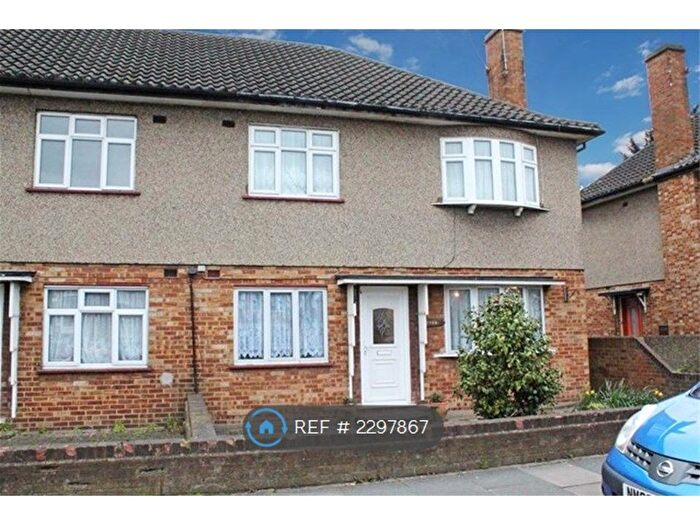 2 Bedroom Maisonette To Rent In Eastern Avenue, Ilford, IG2