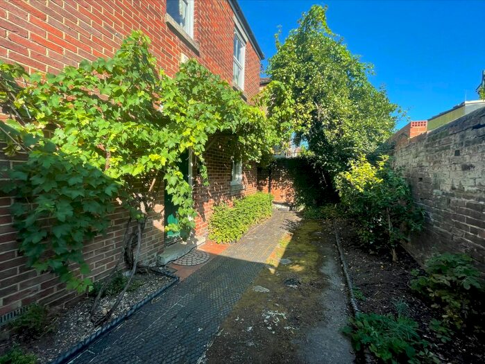 3 Bedroom Cottage To Rent In Ordnance Road, Southampton, SO15