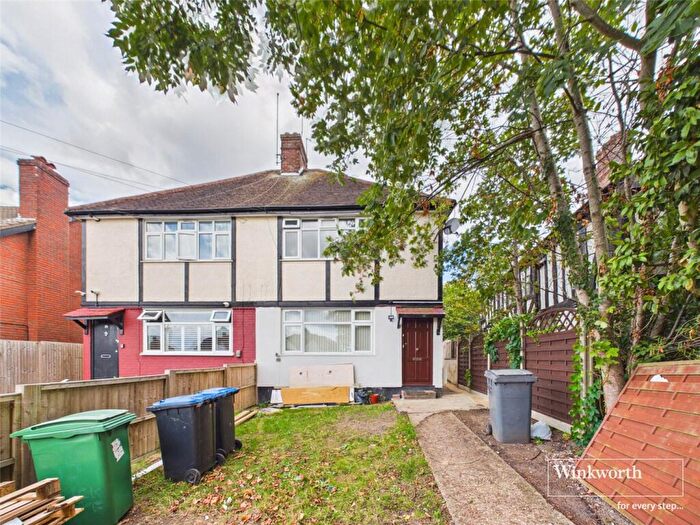 2 Bedroom Maisonette To Rent In Buck Lane, London, NW9