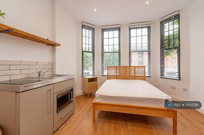 Studio To Rent In Friern Park, London, N12