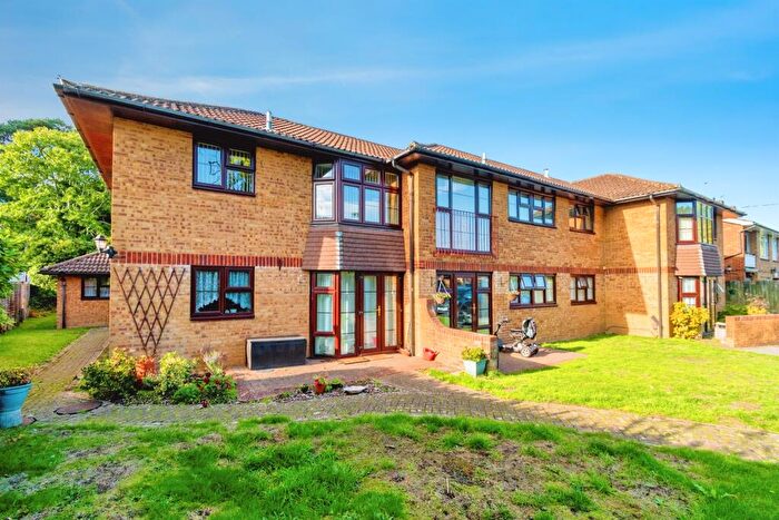 2 Bedroom Flat For Sale In Pine Drive, Southampton, SO18