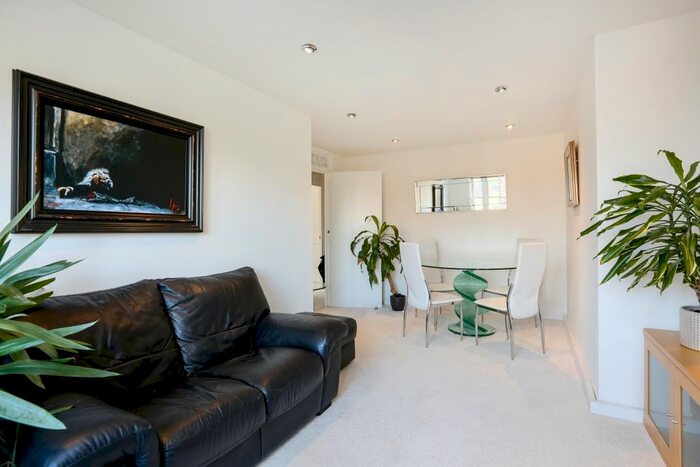 2 Bedroom Flat To Rent In The Avenue, Surbiton, KT5
