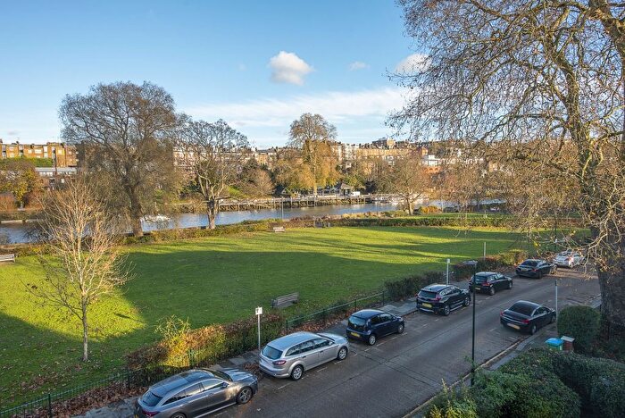 2 Bedroom Flat To Rent In Clevedon Road, Twickenham, TW1