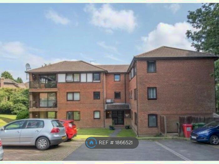2 Bedroom Flat To Rent In Buller Close, Crowborough, TN6