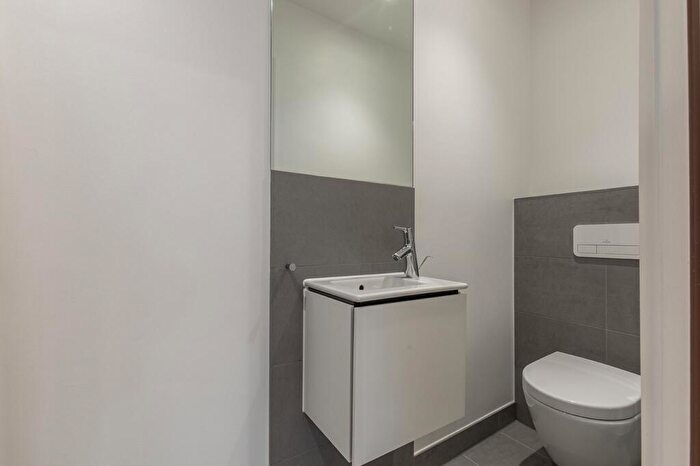 Flat To Rent In Flat Cairnfield Avenue, NW2