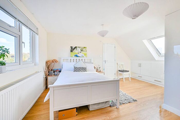 3 Bedroom Flat To Rent In Crowther Avenue, South Ealing, Brentford, TW8