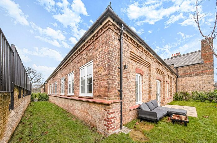 2 Bedroom Flat For Sale In Daffodil Crescent, Barnet, EN4