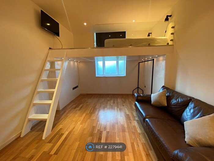 1 Bedroom Flat To Rent In Bromyard House, London, W3