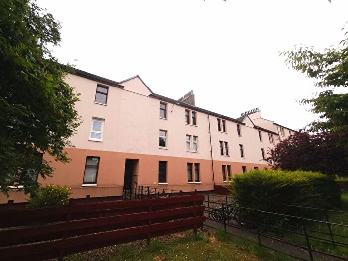 3 Bedroom Flat To Rent In Moncur Crescent, Coldside, Dundee, DD3