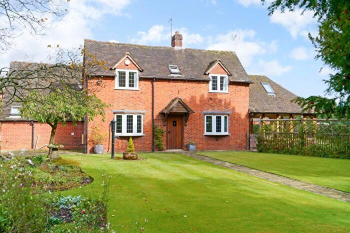 3 Bedroom Detached House To Rent In Tidbury Green, B90