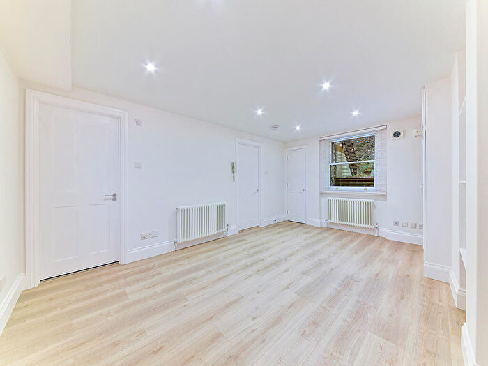 Apartment To Rent In The Gardens, East Dulwich London, SE22