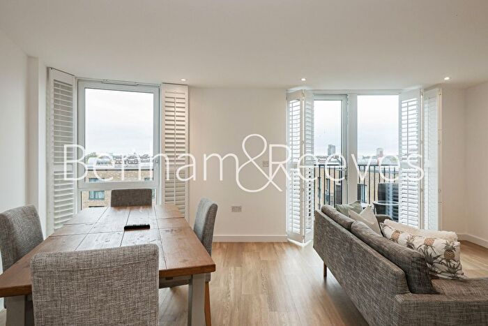 3 Bedroom Flat To Rent In Quinton Court, Plough Way, SE16